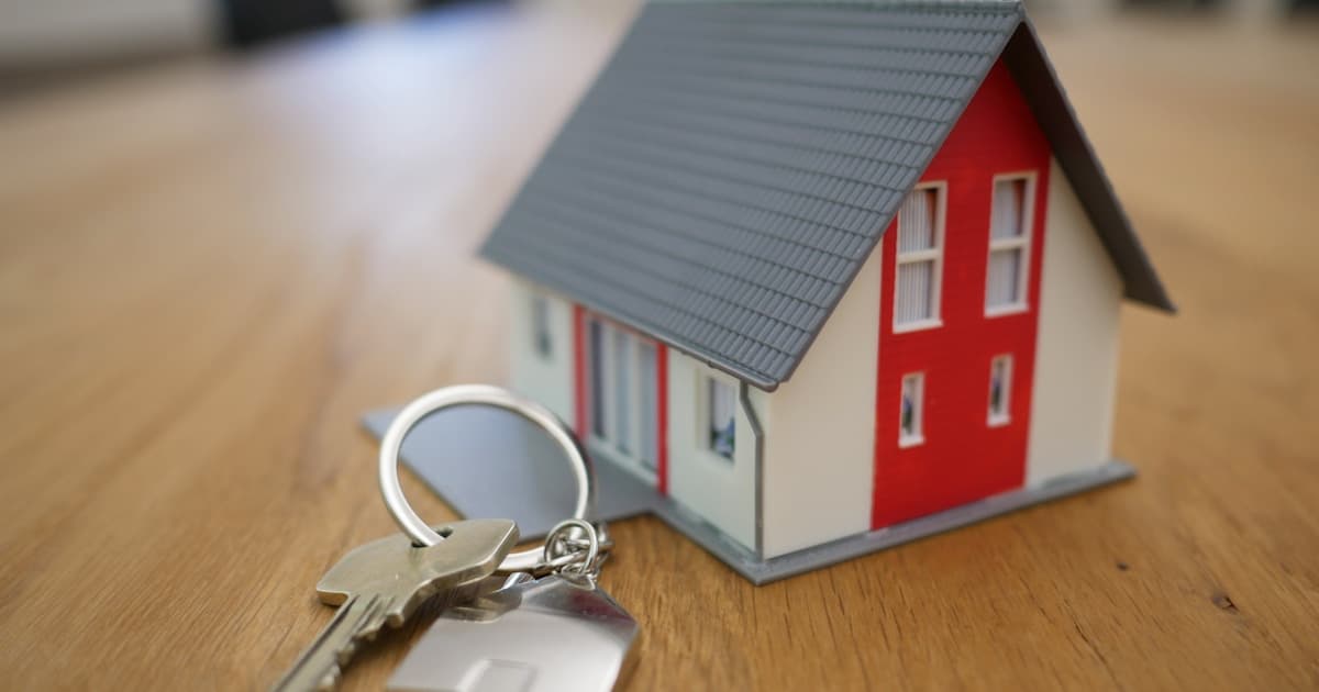Couple moving into new home planning housewarming gift list